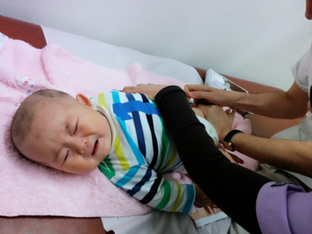 予防接種　４ヶ月　ロタ　ヒブ　肺炎球菌　B型肝炎　四種　ジフテリア　百日咳　破傷風　不活性ポリオ　赤ちゃん２